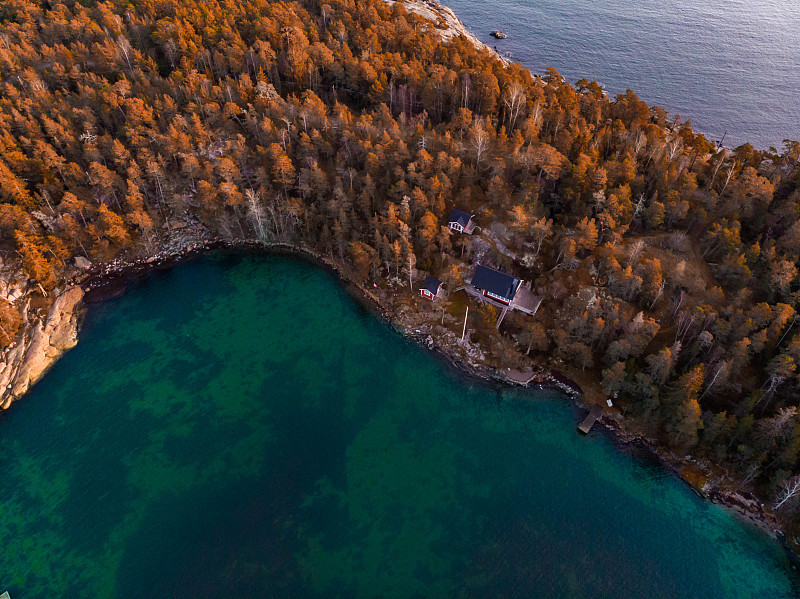 在斯德哥尔摩群岛，红色房子与大海和自然的鸟瞰图。图片素材