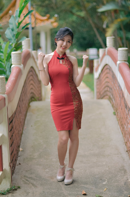 一位年轻貌美的中国女子穿着不同姿势的红色旗袍图片素材