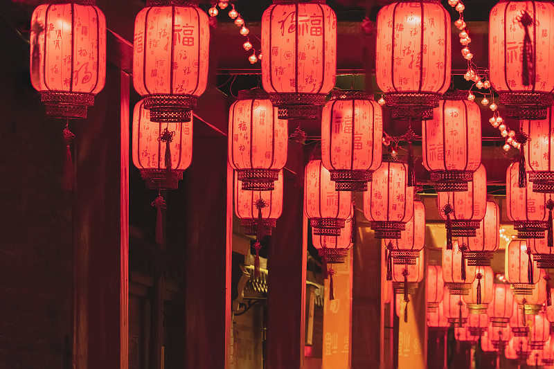 中国新年的红色灯笼装饰。图片下载