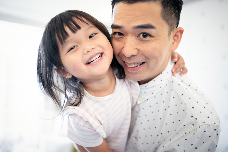 快乐的中国爸爸和女儿图片下载