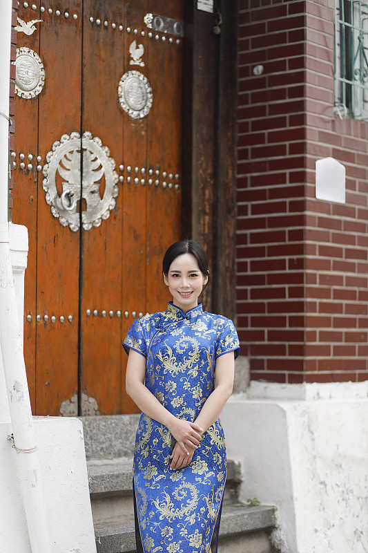 一名身穿旗袍的女子正在前往韩国首尔的北川韩屋村图片素材