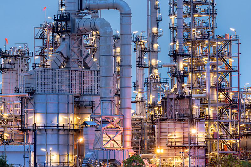 管道，炼油厂的复杂工业管道图片下载