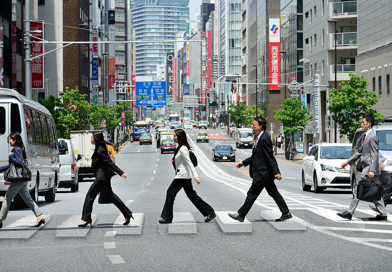 立体错觉斑马线，横穿东京街道图片下载