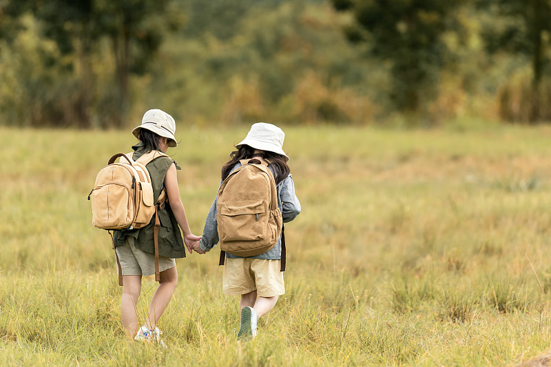 亚洲两个朋友的孩子观光和散步与冒险和旅游目的地休闲旅行教育和放松在户外森林自然。旅游度假的概念图片下载