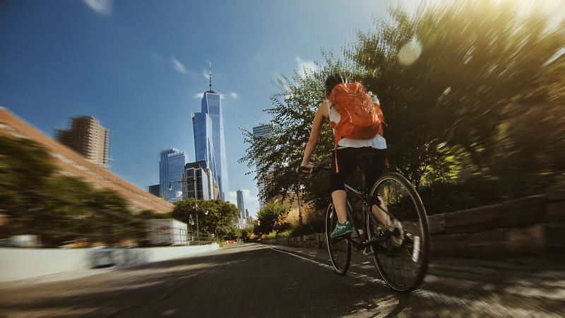 骑自行车:在纽约骑公路自行车的女人图片下载