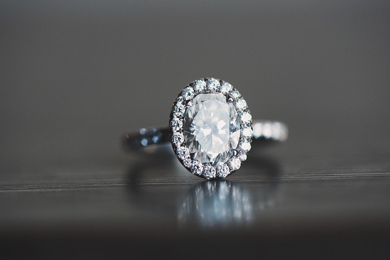 钻石戒指的特写桌子上的灰色背景图片素材