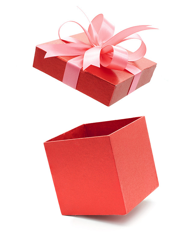 红色礼盒的特写，以白色为背景图片素材