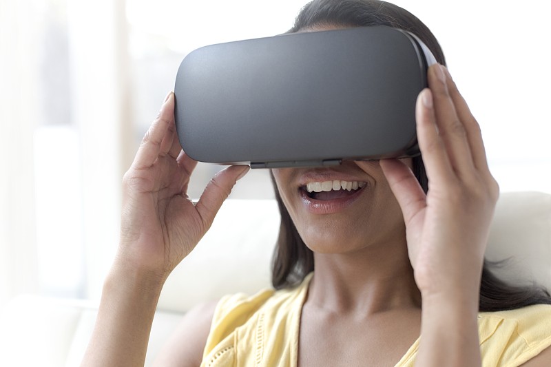 佩戴VR头盔的女性图片下载