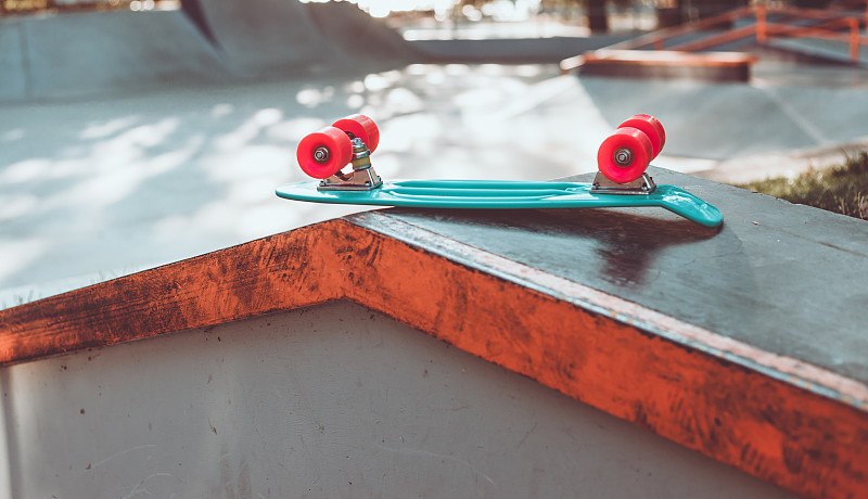 滑板公园里的青少年塑料滑板。夏季青年概念图片下载