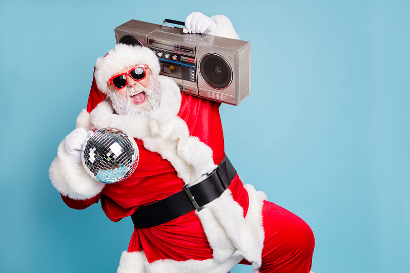 他的肖像他好酷的胖愉快的愉快的高兴的高兴的兴奋的狂喜的疯狂的无忧无虑的胡子圣诞老人带着录音机跳舞在蓝色的绿松石颜色的背景上玩耍图片下载
