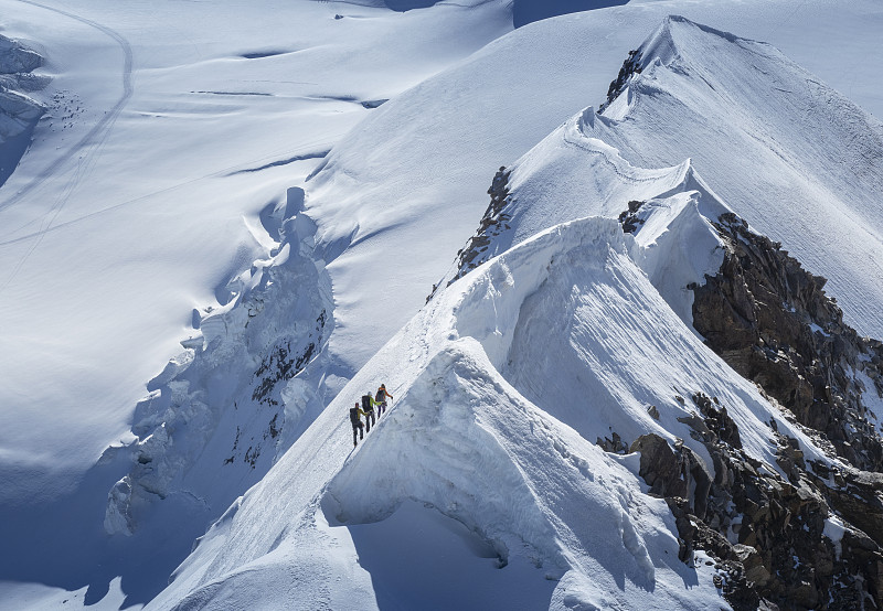 雪山上的登山者图片素材