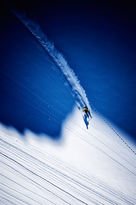 鸟瞰在雪山滑雪的人图片素材