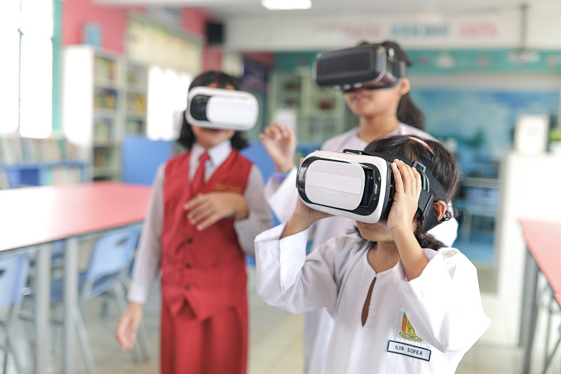 小学生在课堂上使用VR图片素材