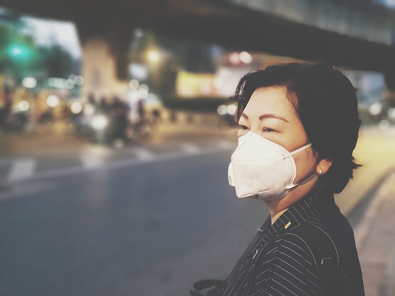 在城市街道上戴着面具的女人图片素材