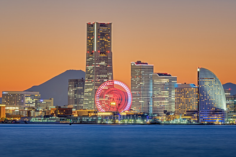 横滨港人未来21号和富士山图片下载
