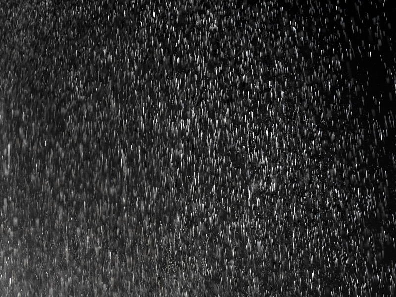 雨滴落在黑色背景的完整框架。图片下载