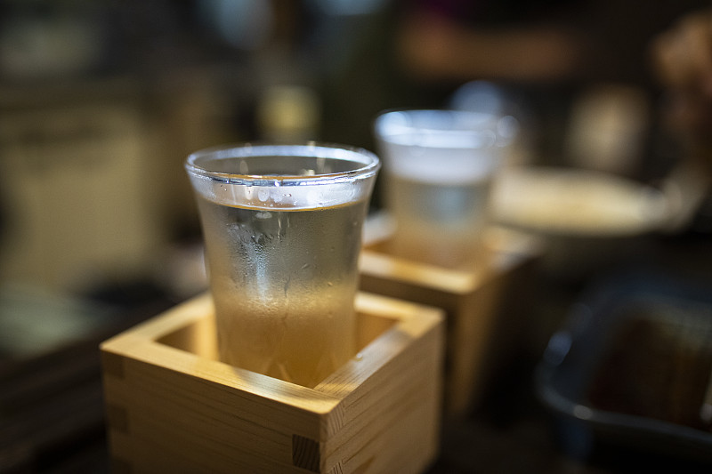 日本，高山，清酒服务在传统的日本餐厅masu图片下载