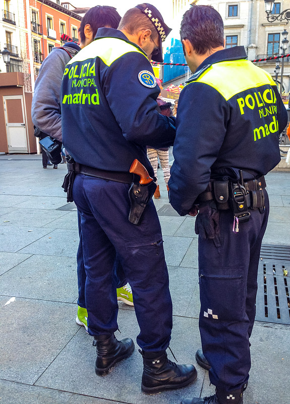 西班牙马德里街头，警察在帮助游客图片下载