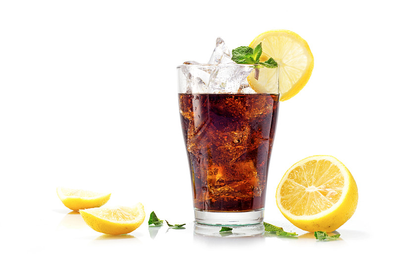 新鲜饮料和柠檬片的特写在白色的背景图片素材