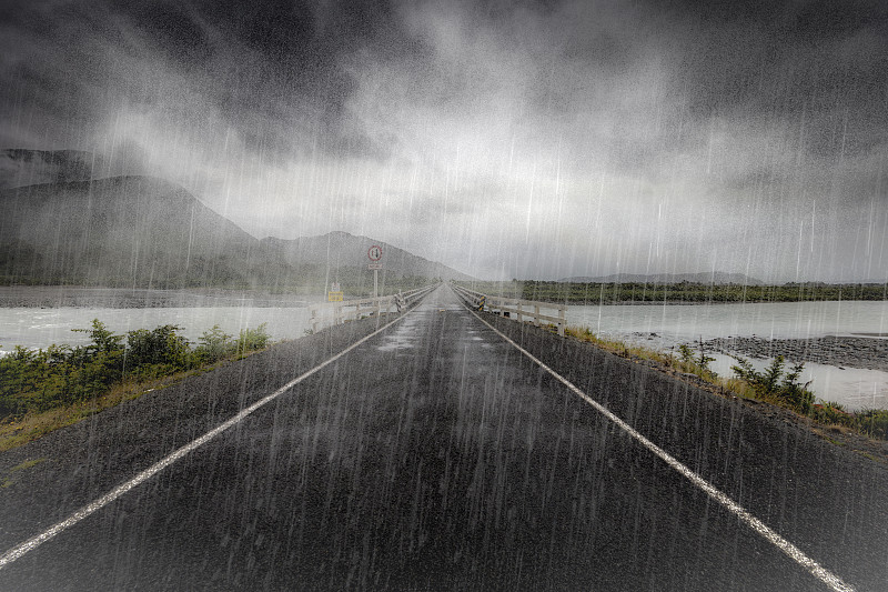 雨雾中道路的POV图片下载