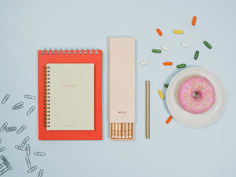 文具，笔记本，铅笔，甜甜圈图片下载