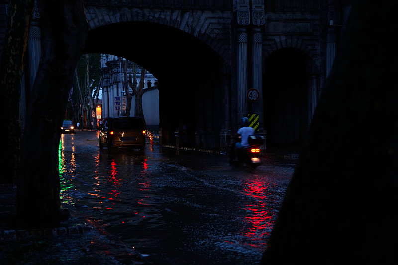 黄昏时被淹没的街道图片下载