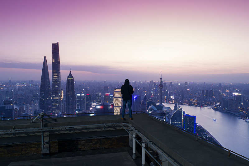 一名男子站在高楼上望着上海芦鸡嘴地标建筑图片下载