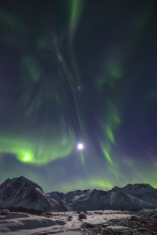 北极光挪威北部夜空中的北极光图片下载