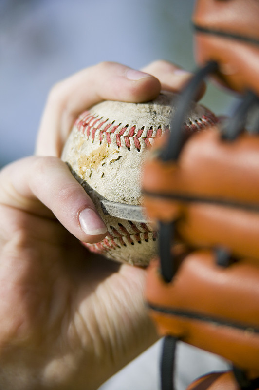 手握棒球和球手套的特写图片下载