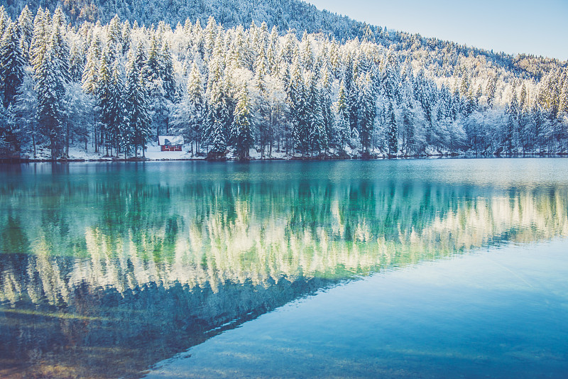 美丽的阿尔卑斯山在冬季湖泊倒影图片下载