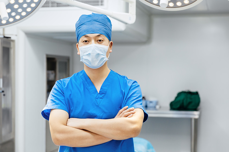 亚洲外科医生戴着口罩在手术室里，上海，中国图片下载