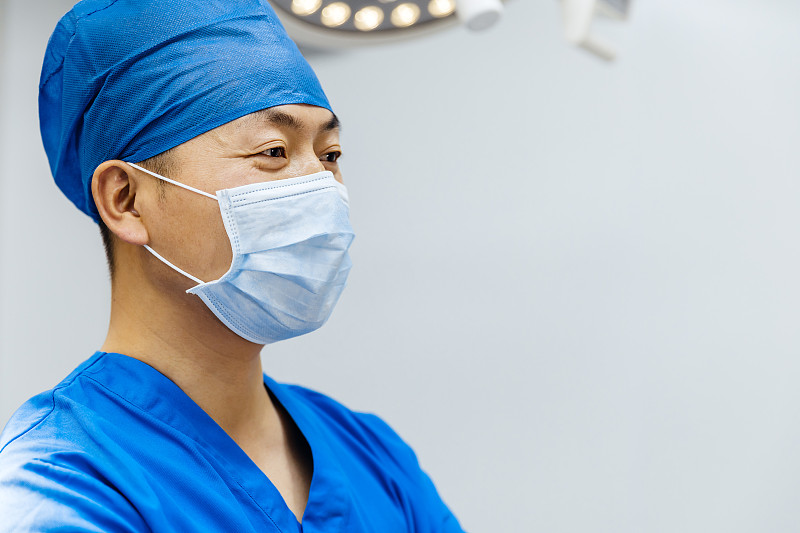 亚洲外科医生戴着口罩在手术室里，上海，中国图片素材