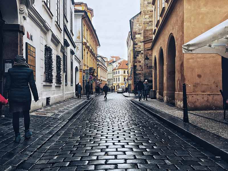 布拉格古城历史中心的鹅卵石街道和行人图片下载