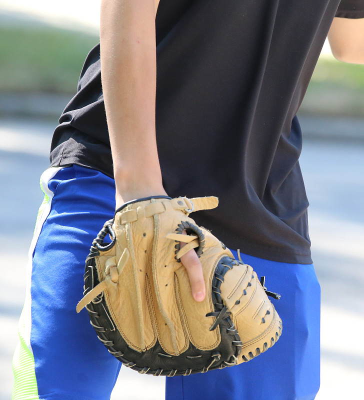 棒球运动员戴皮手套图片下载
