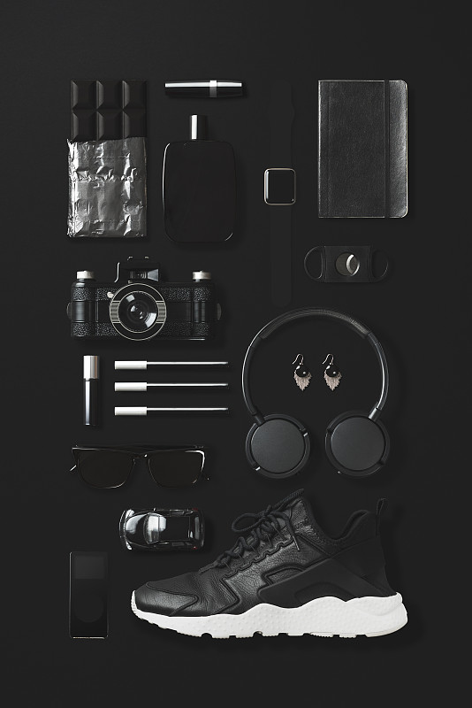 黑色时尚和科技产品平放在黑色背景上图片下载