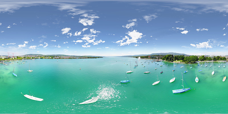 夏天，苏黎世湖绿松石色的湖水上的小船图片下载