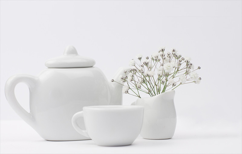 茶壶，茶杯和鲜花牛奶壶图片下载