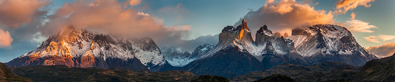 智利托雷斯潘恩的黎明全景图图片下载