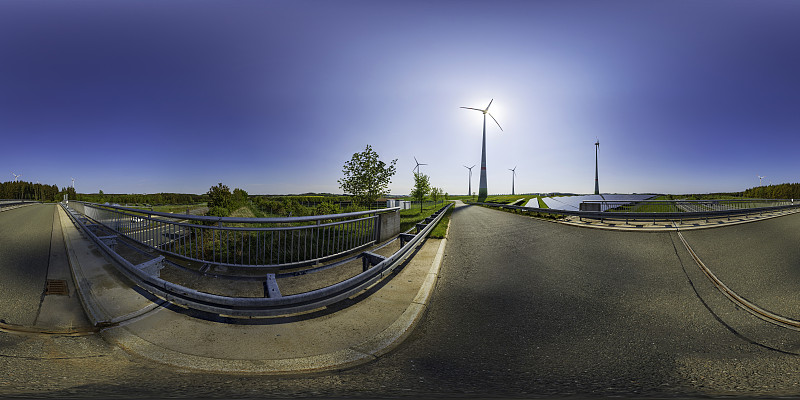 乡村的风力涡轮机和太阳能电池板(360度全景)图片下载
