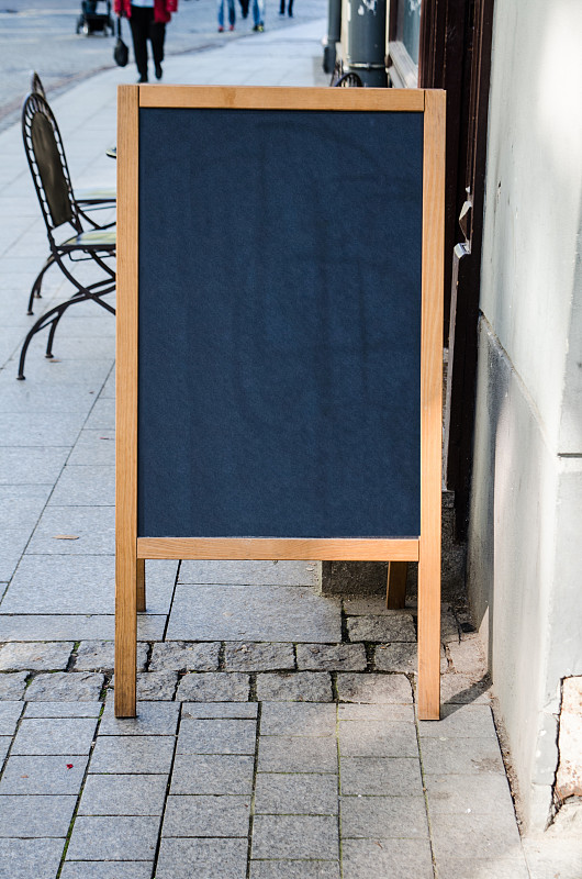 咖啡馆外的空白标志(垂直)图片素材