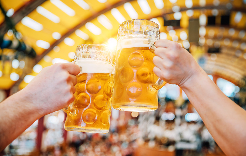 德国慕尼黑啤酒节上的啤酒图片下载