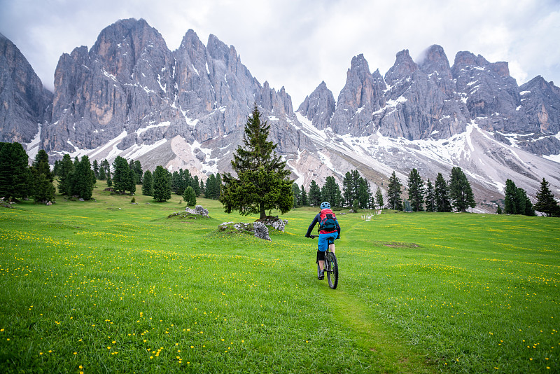 在意大利南蒂罗尔特伦蒂诺福内斯附近骑山地自行车的女人图片下载