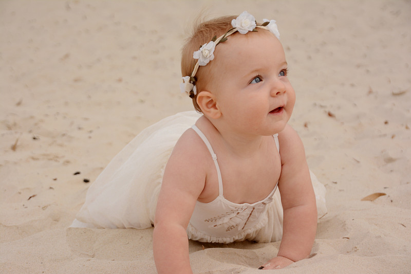 婴儿在沙子里爬图片下载