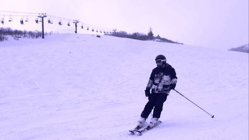 滑雪坡上的两个滑雪者图片下载