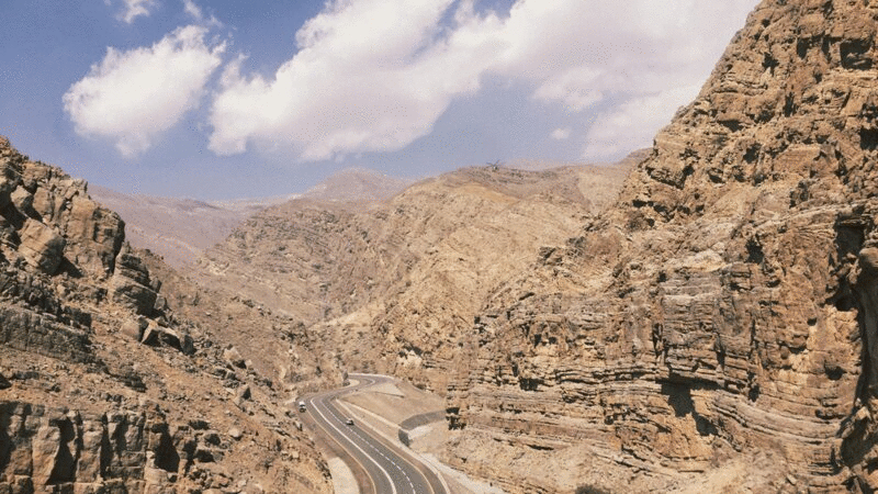 穿越崎岖山地景观的道路，Ras Al-khaimah，阿联酋图片下载