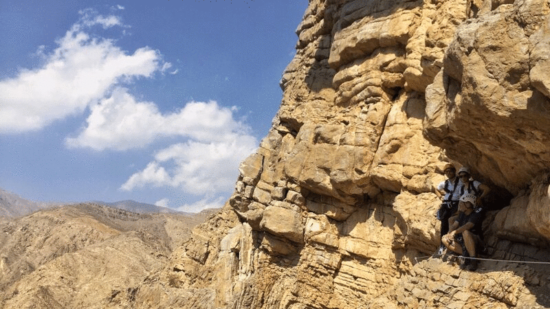阿联酋Ras Al-khaimah, Ferrata, Jebel Jais山沿途的三名登山者图片下载