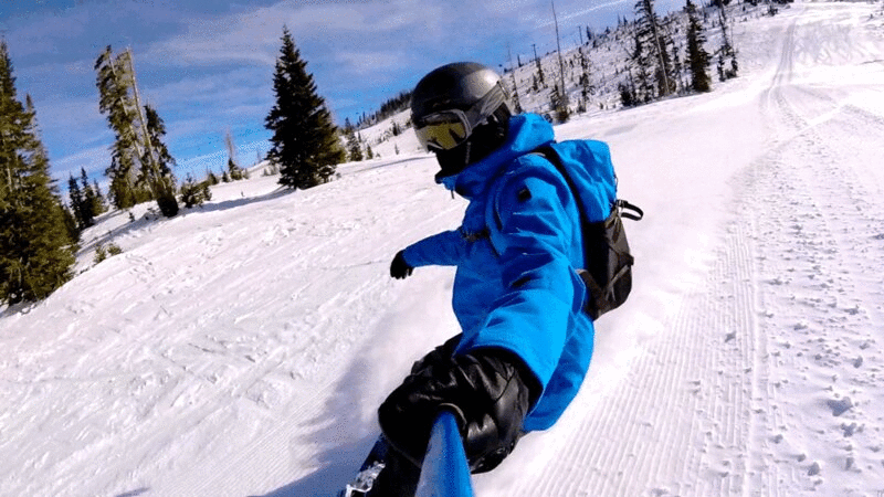 穿蓝色外套的男人滑雪下山图片下载