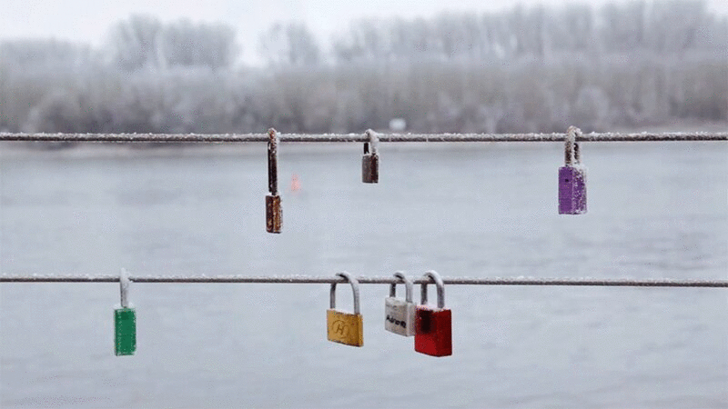 冬天电线上的爱锁，一把锁在摇摆图片下载