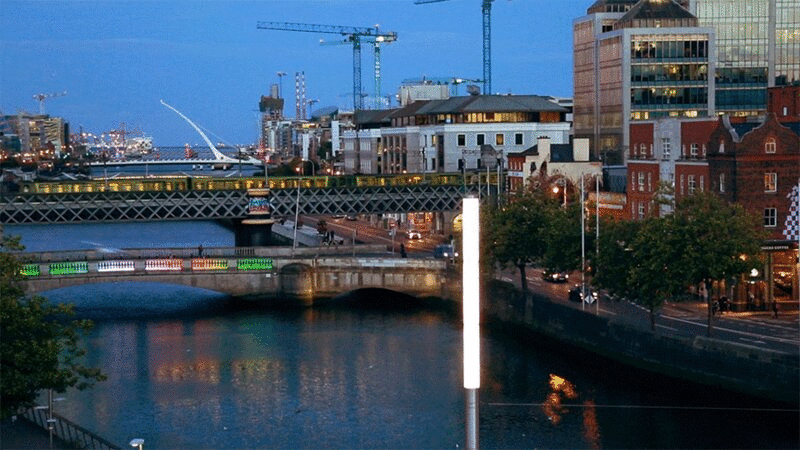 爱尔兰都柏林，穿越黄昏河的高架火车图片下载
