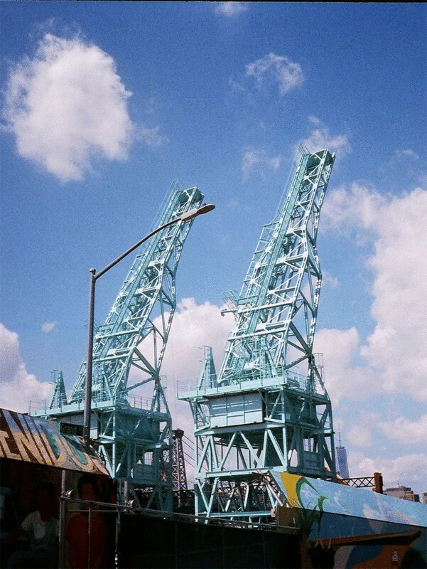 工业起重机，威廉斯堡桥附近，布鲁克林，美国，纽约图片下载